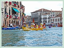 La Caorlina Jaune canari de Lio Piccolo-Mesole, arrivée huitième de la régate des Caorline à la Regata Storica, et son équipage composé d'Alberino Costantini, Davide Angiolin, Cristian Costantini, Luca Costantini, Matteo Enzo et Roberto Vianello