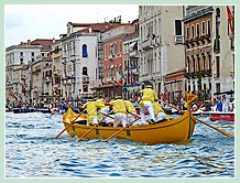 La Caorlina Jaune canari de Lio Piccolo-Mesole, arrivée huitième de la régate des Caorline à la Regata Storica 2008, et son équipage composé d'Alberino Costantini, Davide Angiolin, Cristian Costantini, Luca Costantini, Matteo Enzo et Roberto Vianello