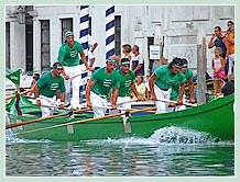 La caorlina verte du Castello, l'équipage vainqueur de la régate des Caorline 2008 à la Regata Storica, composé de Renzo Savoldello, Luca Ballarin, Alberto Busetto, Roberto Angelin, Michele Vianello et Gaetano Bregantin