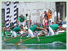 La caorlina verte du Castello, l'équipage vainqueur de la régate des Caorline 2008 à la Regata Storica, composé de Renzo Savoldello, Luca Ballarin, Alberto Busetto, Roberto Angelin, Michele Vianello et Gaetano Bregantin