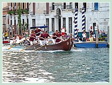 La Caorlina Marron, du Cannaregio, arrivée quatrième de la régate des Caorline à la Regata Storica 2008, et son équipage composé de Livio Ceciliati, Radames Vianello, Guglielmo Marzi, Diego Seno, Flavio Vitturi et Maurizio Biondo