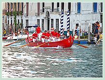 La Caorlina Rouge de Cavallino-Treporti, arrivée cinquième de la régate des Caorline à la Regata Storica 2008, et son équipage compose d'Angelo Scarpa (Bolo), Mirco Savio, Domenico Santin, Fabio Barzaghi, Alberto Garlato et Massimiliano Valerosi
