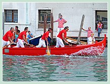 La Caorlina Rouge de Cavallino-Treporti, arrivée cinquième de la régate des Caorline à la Regata Storica 2008, et son équipage compose d'Angelo Scarpa (Bolo), Mirco Savio, Domenico Santin, Fabio Barzaghi, Alberto Garlato et Massimiliano Valerosi