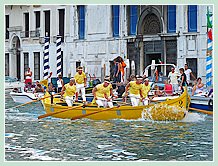 La Caorlina Jaune canari de Lio Piccolo-Mesole, arrivée huitième de la régate des Caorline à la Regata Storica 2008, et son équipage composé d'Alberino Costantini, Davide Angiolin, Cristian Costantini, Luca Costantini, Matteo Enzo et Roberto Vianello