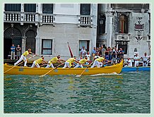 La Caorlina Jaune canari de Lio Piccolo-Mesole, arrivée huitième de la régate des Caorline à la Regata Storica 2008, et son équipage composé d'Alberino Costantini, Davide Angiolin, Cristian Costantini, Luca Costantini, Matteo Enzo et Roberto Vianello