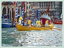 La Caorlina Jaune canari de Lio Piccolo-Mesole, arrivée huitième de la régate des Caorline à la Regata Storica 2008, et son équipage composé d'Alberino Costantini, Davide Angiolin, Cristian Costantini, Luca Costantini, Matteo Enzo et Roberto Vianello