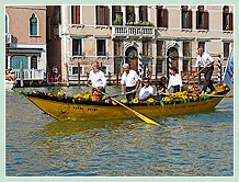 Dans le Cortège Historique, des légumes et fruits un peu plus “frais” à la Regata Storica de Venise 2008