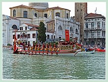 Le Bateau “la Serenissima”, avec un équipage entièrement féminin, lors de la Regata Storica, la régate historique de Venise 2008