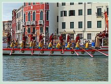 Le Bateau “la Serenissima”, avec un équipage entièrement féminin, lors de la Regata Storica, la régate historique de Venise 2008
