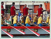 Le Bateau “la Serenissima”, avec un équipage entièrement féminin, lors de la Regata Storica, la régate historique de Venise 2008
