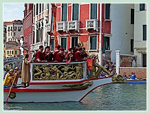Le Bateau “la Serenissima”, avec un équipage entièrement féminin, lors de la Regata Storica, la régate historique de Venise 2008
