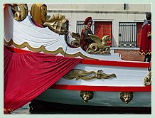 Le Bateau “la Serenissima”, avec un équipage entièrement féminin, lors de la Regata Storica, la régate historique de Venise 2008