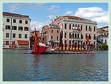 Le Bateau “la Serenissima”, avec un équipage entièrement féminin, lors de la Regata Storica, la régate historique de Venise 2008