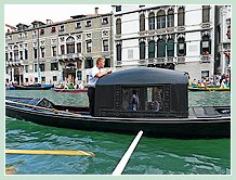 Une gondole à l'ancienne, avec son Felze, qui protégeait les passagers des intempéries mais aussi leur permettait discrétion et intimité - Régate historique de Venise 2008