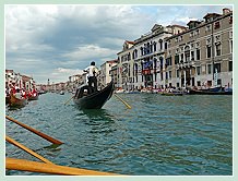 Une gondole à l'ancienne, avec son Felze, qui protégeait les passagers des intempéries mais aussi leur permettait discrétion et intimité - Régate historique de Venise 2008