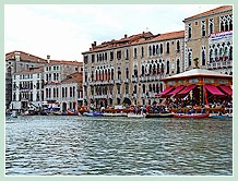 L'arrivée des Régates à la Ca' Foscari sur le Grand Canal lors de la Regata Storica, la régate historique de Venise 2008