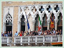 Public au balcon de la Ca' Foscari sur le Grand Canal lors de la Regata Storica, la régate historique de Venise 2008