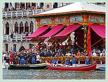 Le pavillon officiel pour la remise des prix, devant la Ca' Foscari sur le Grand Canal lors de la Regata Storica, la régate historique de Venise 2008