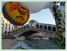 En route pour la fête du Redentore, ici sur le Grand Canal, juste avant de passer sous le Pont du Rialto à Venise