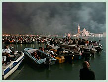 Le spectacle était aussi du côté des spectateurs dans cette ambiance de communion collective face au feu d'artifice de la fête du Redentore