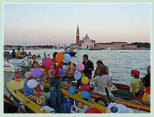 En famille et entre amis, sur le bassin de Saint-Marc en attendant le feu d'artifice de la Fête du Redentore à Venise