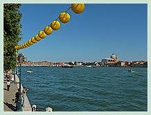 Lampions sur les Zattere au Dorsoduro avec, de l'autre côté du Canal de la Giudecca, l'église du Redentore et son pont votif