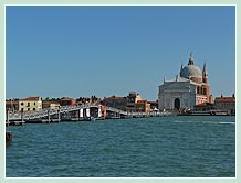 L'église du Redentore avec son pont votif à la Fête du Redentore 2008 à Venise