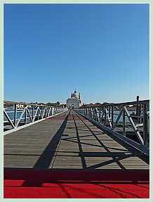 Le Pont Votif qui mène à l'église du Redentore depuis les Zattere, et qui traverse le Canal de la Giudecca à Venise pendant la Fête du Rédempteur