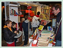 Les enfants lors de la F&ecirc;te de la Saint Martin à Venise, ici dans la librairie Marco Polo avec Claudio, aussi heureux que les enfants !