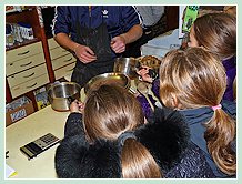 Les enfants lors de la F&ecirc;te de la Saint Martin à Venise. Et les casseroles ne servent pas seulement à faire du bruit, elles sont également là pour la collecte !