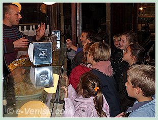 Fête de la Saint Martin à Venise : les enfants à l'assaut du barman