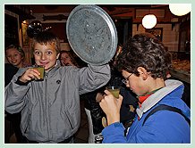 Les enfants lors de la F&ecirc;te de la Saint Martin à Venise. Dans ce bar, pas de bonbons mais orangeade pour tout le monde !