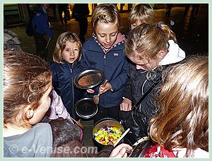 Les enfants à la fête de la Saint Martin à Venise : la mise en commun du butin !
