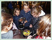 Les enfants lors de la F&ecirc;te de la Saint Martin à Venise: On apprécie la récolte !