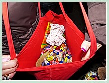 La récolte de bonbons des enfants, centralisée par les mamans avant la redistribution finale, lors de la F&ecirc;te de la Saint Martin à Venise