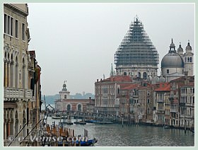 Le pont votif de la Fête de la Salute, face à l'église de la Madona de la Salute à Venise