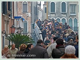 Le pont votif de la Fête de la Salute qui traverse le Grand Canal de Venise