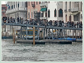 Le pont votif provisoire de la fête de la Salute, sur le Grand Canal à Venise