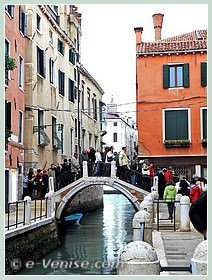 La foule des Vénitiens lors de la fête de la Salute à Venise