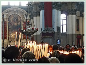 La fête de la Salute à Venise et ses centaines de cierges qui illuminent l'église