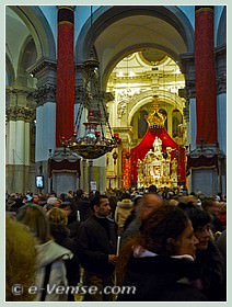 L'église de la Madona de la Salute à Venise, pendant la fête de la Salute