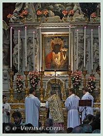 L'icône de la Vierge noire au-dessus du maître autel dans l'église de la Madona de la Salute à Venise