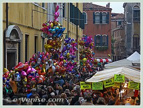 Ballons et friandises pour petits et grands à la sortie de l'église de la Madalena de la Salute à Venise