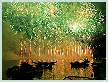 19 Juillet 2008 : Le Feu d'Artifice de la Fête du Redentore. Ce fut non seulement un spectacle magnifique mais également un très beau moment vénitien, avec plus de 1.500 barques attachées les unes aux autres sur le bassin de Saint Marc, une soirée unique.