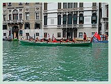 Le Galion à huit rameurs de l'Universite de Ca' Foscari lors de la Regata Storica 2008