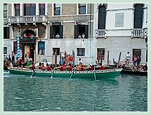 Le Galion à huit rameurs  de l'Universite IUAV lors de la Regata Storica 2008