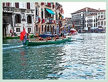 Le Galion à huit rameurs de l'Universite de Ca' Foscari lors de la Regata Storica 2008