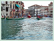 A droite, le vainqueur, le Galion de l'Universite de Ca' Foscari lors de la Regata Storica 2008, et à gauche celui de l'université IUAV