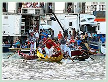 La Régate des Gondolini à deux rameurs à la Regata Storica, la régate historique de Venise 2008