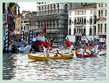 La Régate des Gondolini à deux rameurs à la Regata Storica, la régate historique de Venise 2008